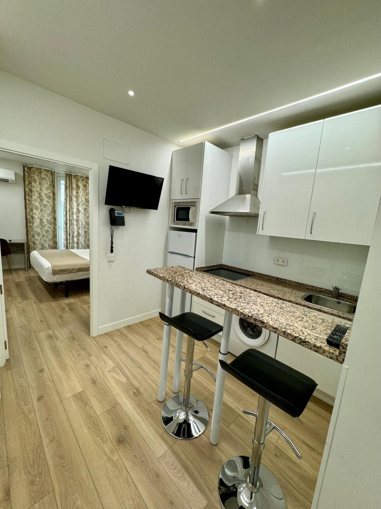 Apartamentos Apolo Мадрид Екстериор снимка