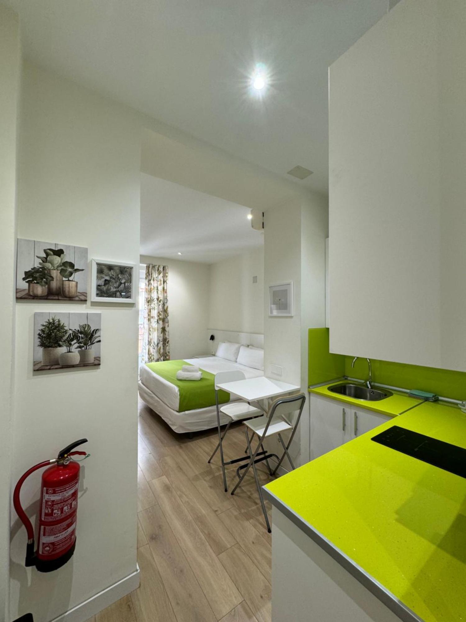 Apartamentos Apolo Мадрид Екстериор снимка