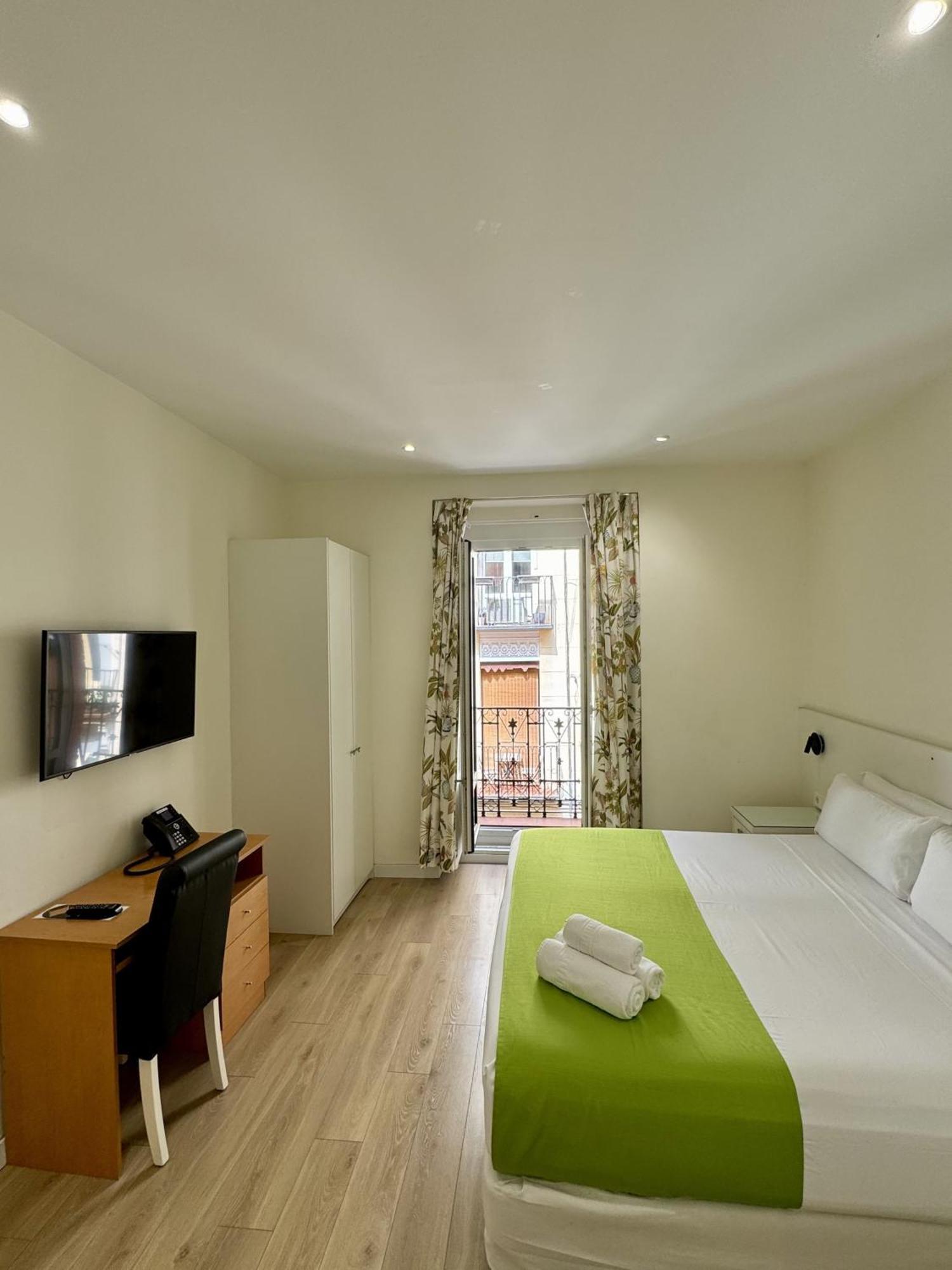 Apartamentos Apolo Мадрид Екстериор снимка