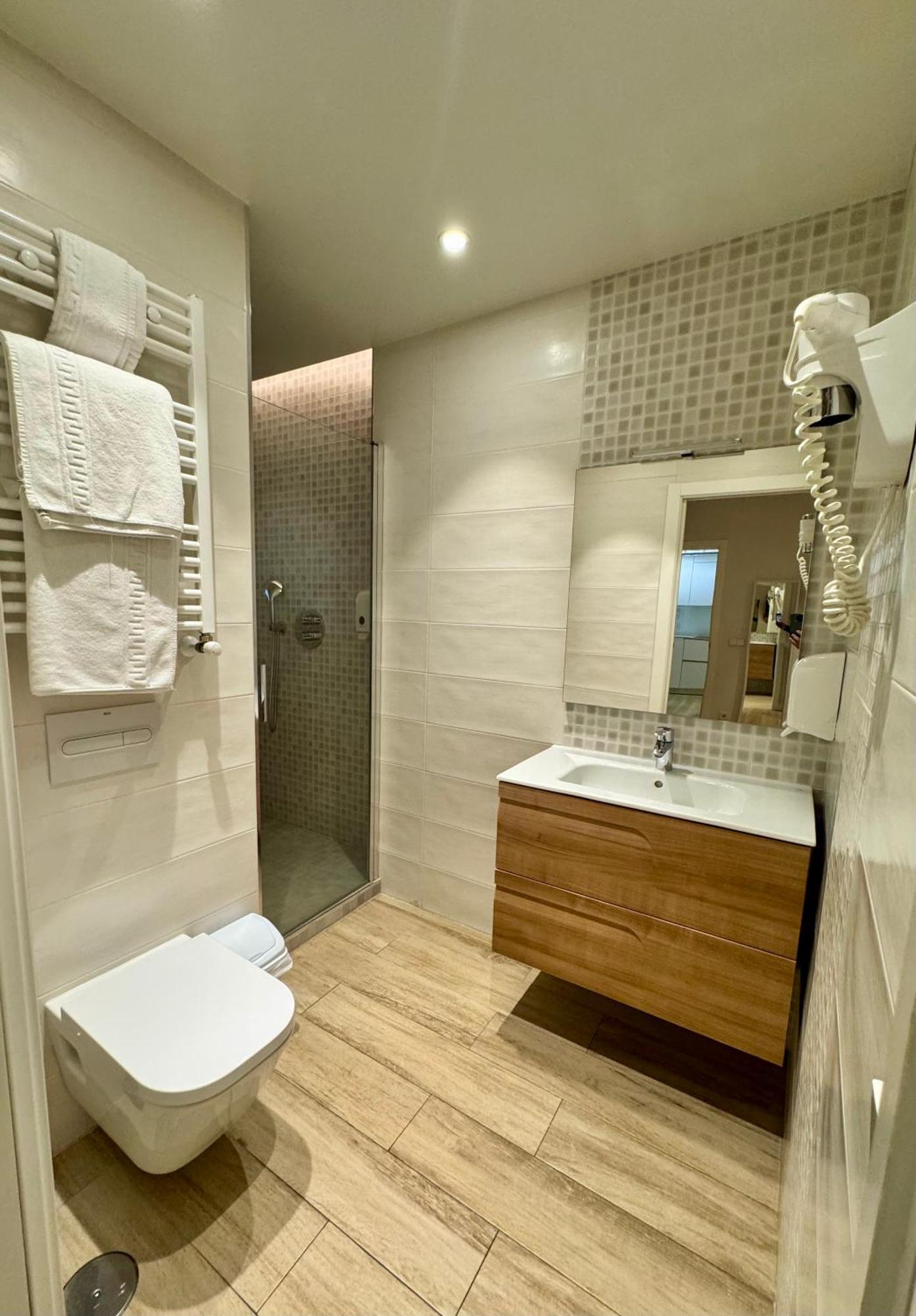 Apartamentos Apolo Мадрид Екстериор снимка