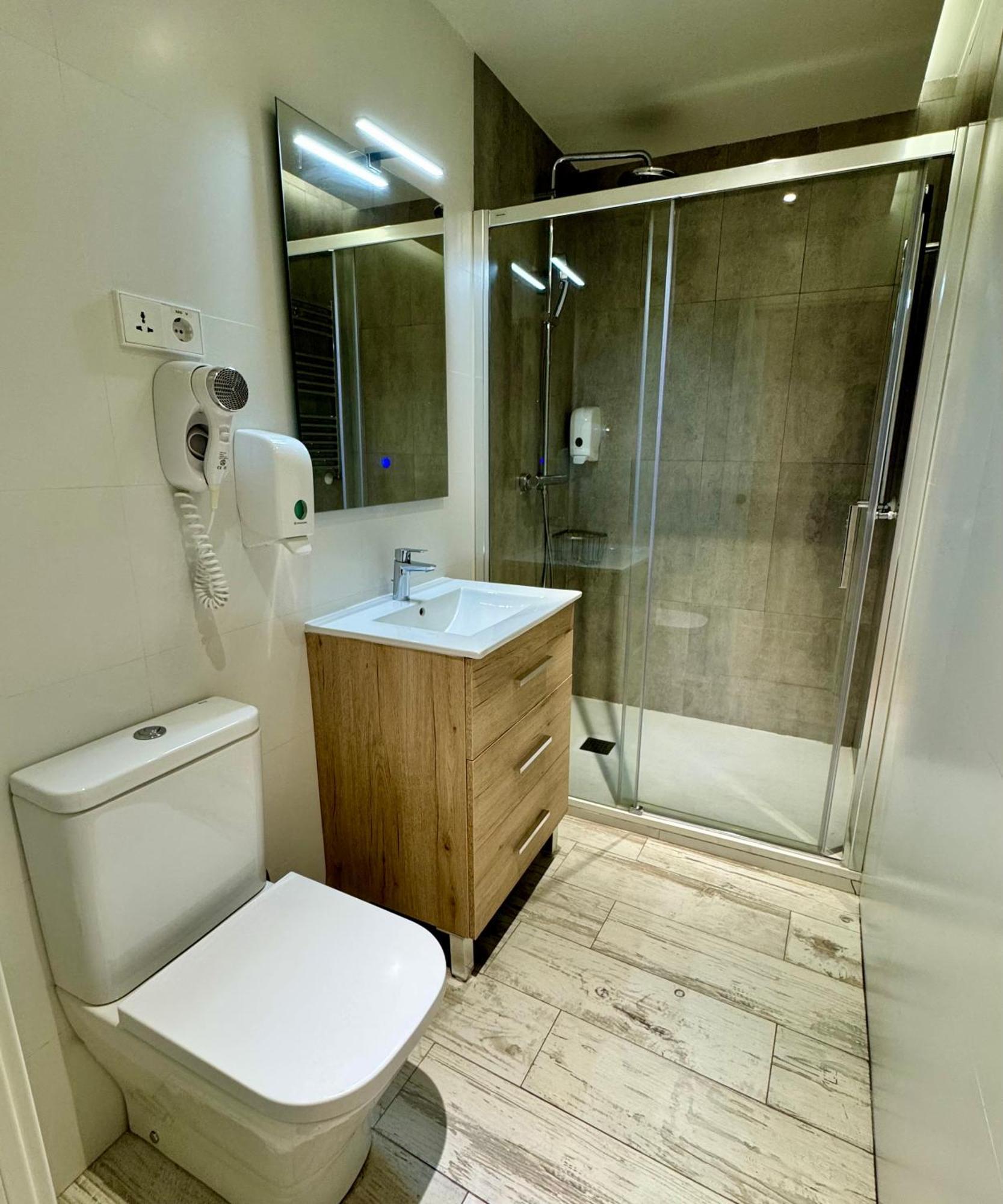 Apartamentos Apolo Мадрид Екстериор снимка