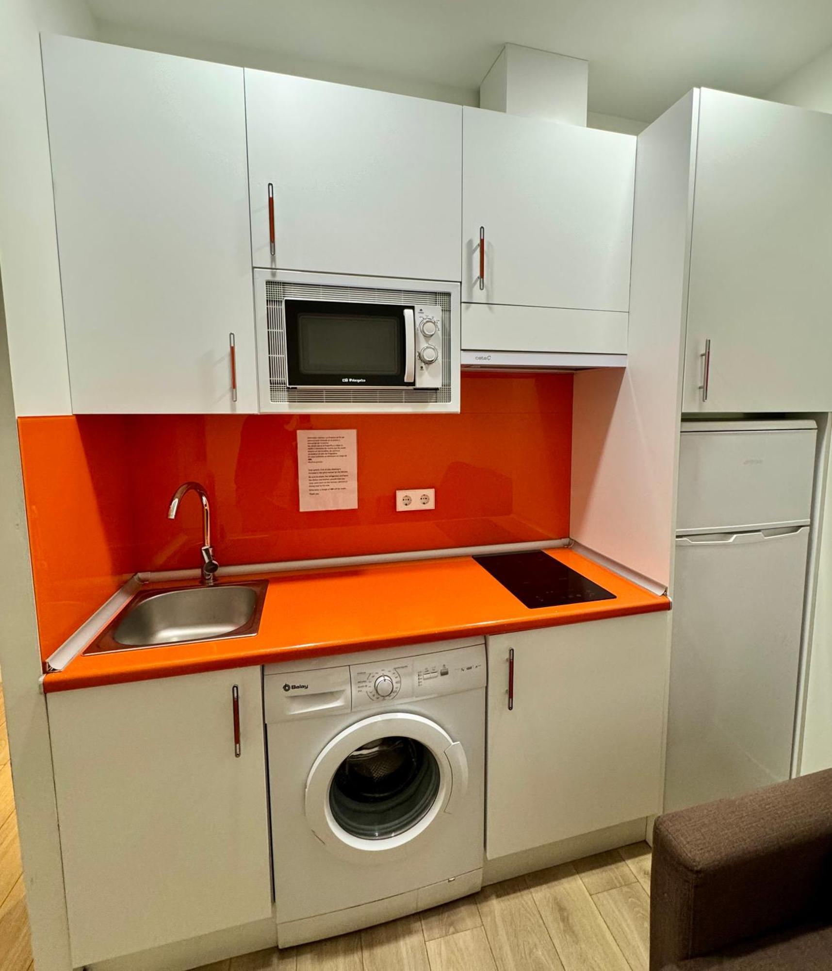Apartamentos Apolo Мадрид Екстериор снимка