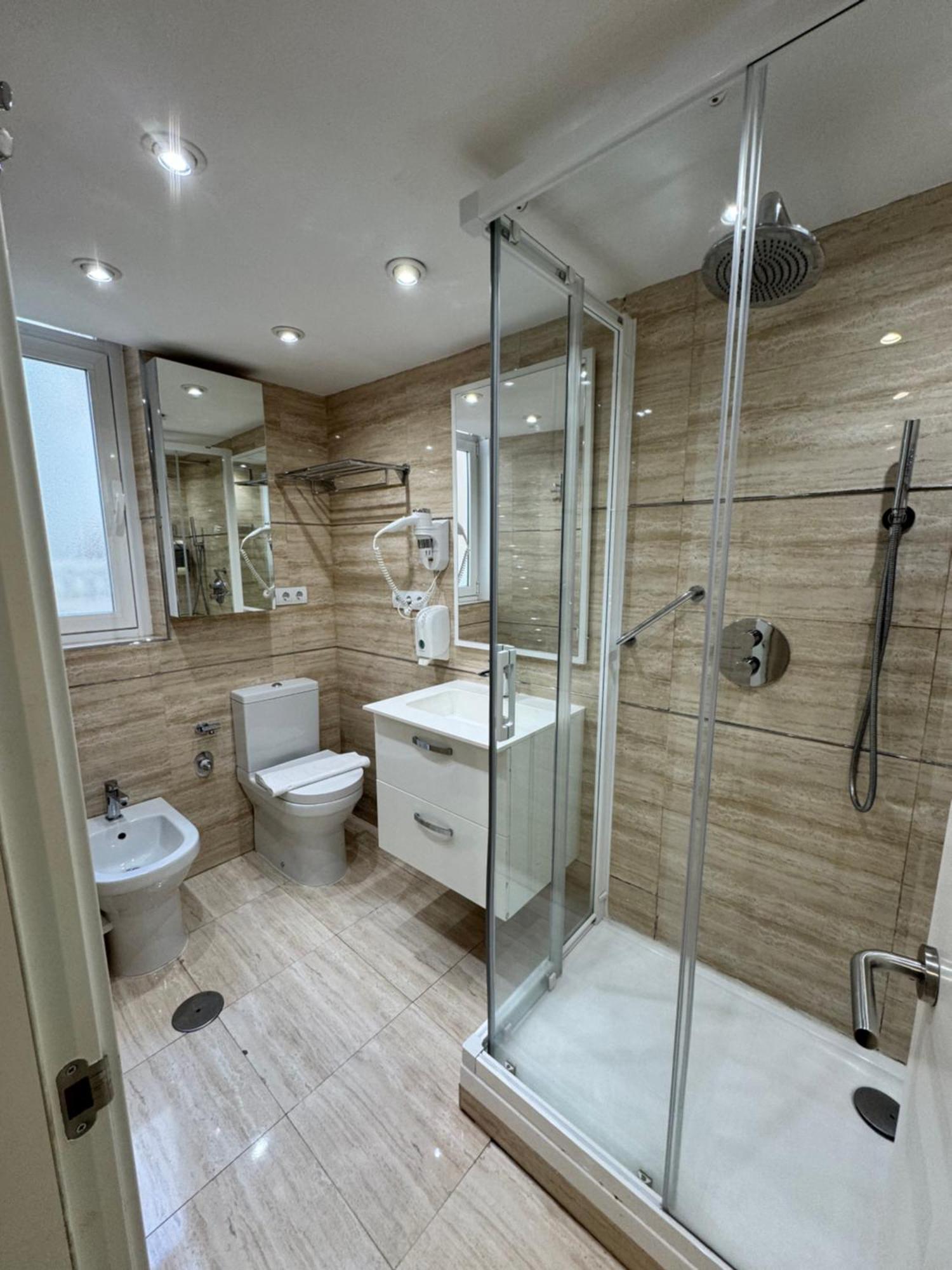 Apartamentos Apolo Мадрид Екстериор снимка