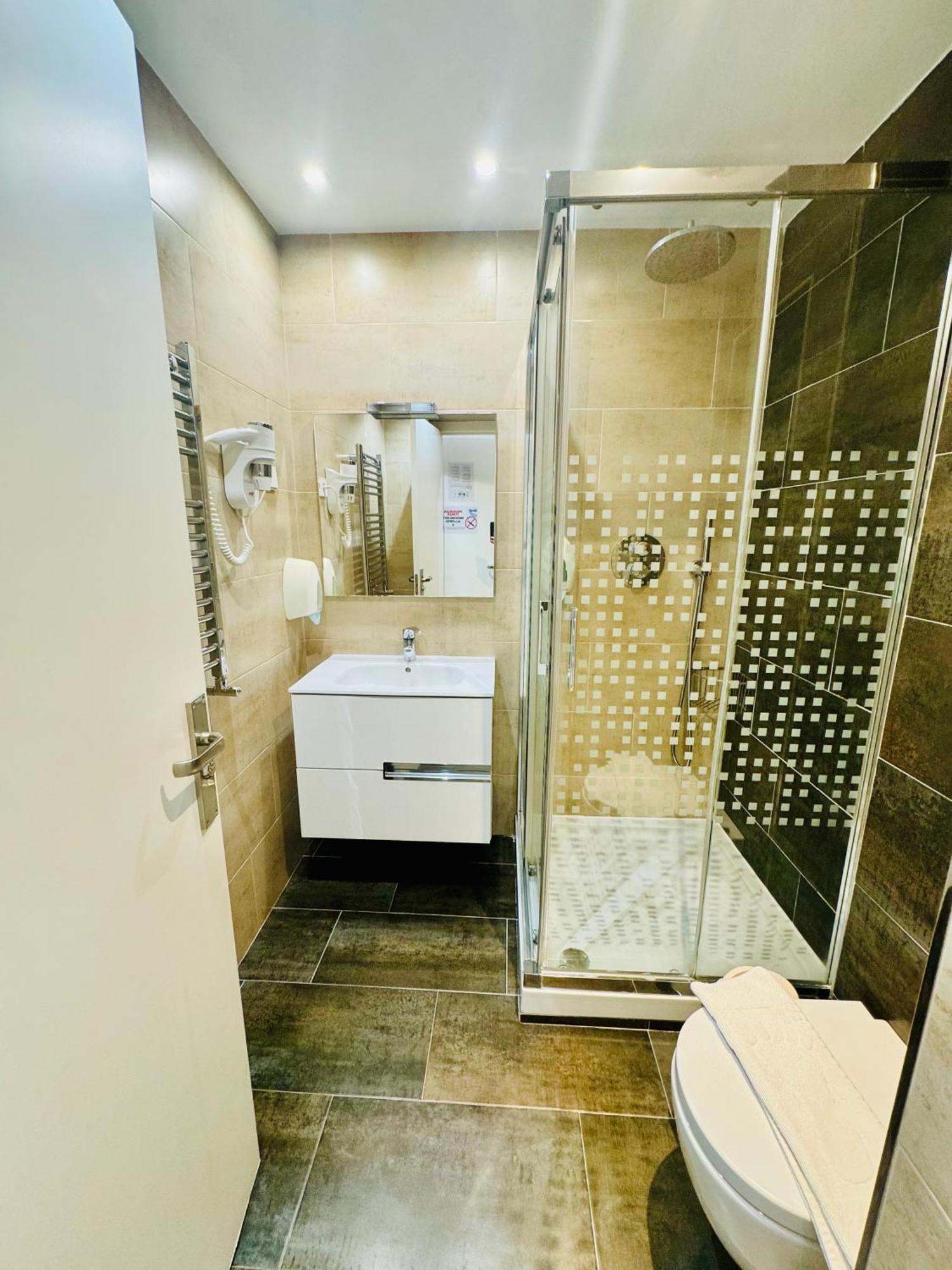 Apartamentos Apolo Мадрид Екстериор снимка