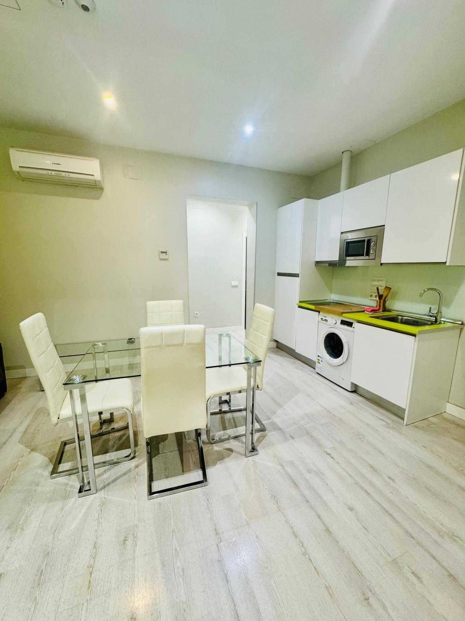 Apartamentos Apolo Мадрид Екстериор снимка