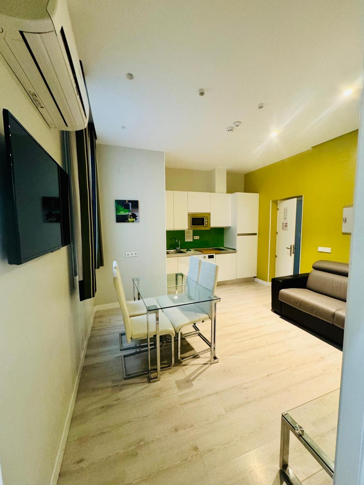Apartamentos Apolo Мадрид Екстериор снимка