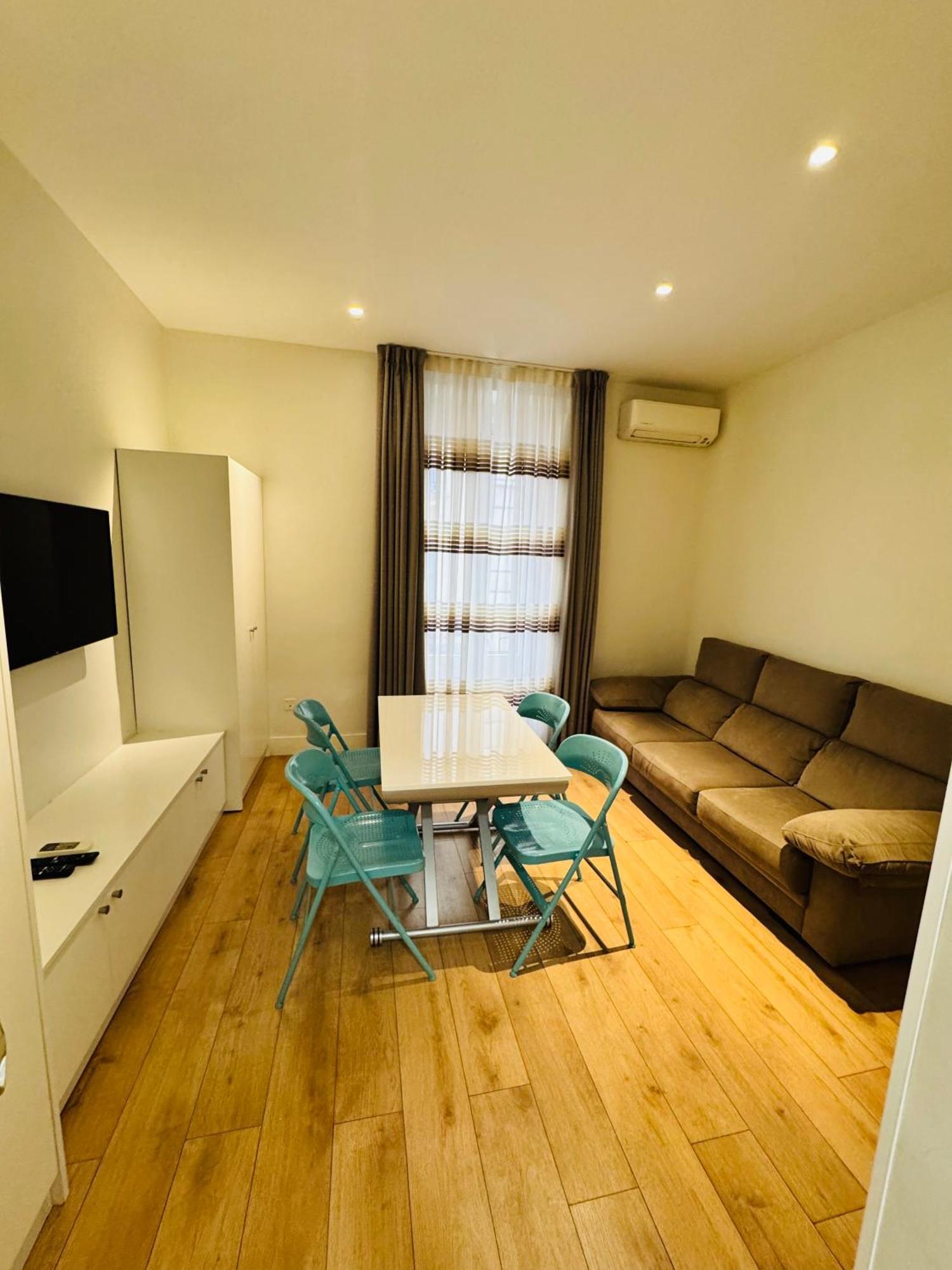 Apartamentos Apolo Мадрид Екстериор снимка