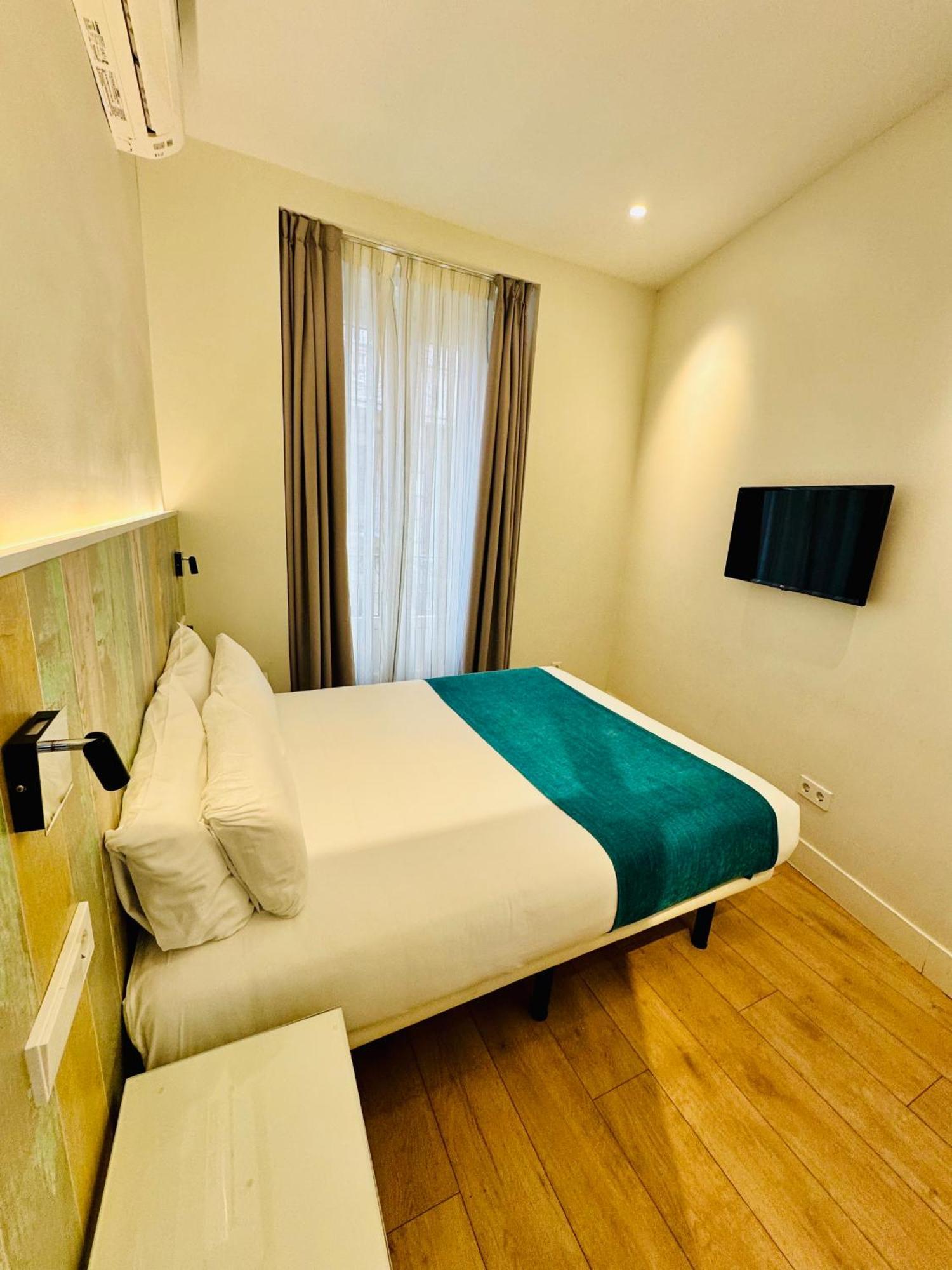 Apartamentos Apolo Мадрид Екстериор снимка